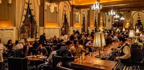 Breakfast, lunch, dinner served; American cuisine, al fresco dining