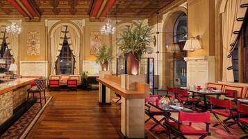 Breakfast, lunch, dinner served; American cuisine, alfresco dining