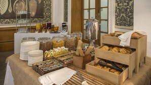 Frokostbuffé hver dag (mot et tillegg)