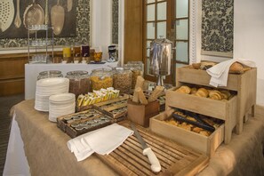 Daily buffet breakfast (GBP 17.95 per person)