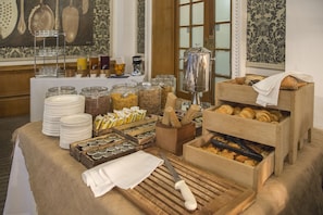 Daily buffet breakfast (GBP 17.95 per person)