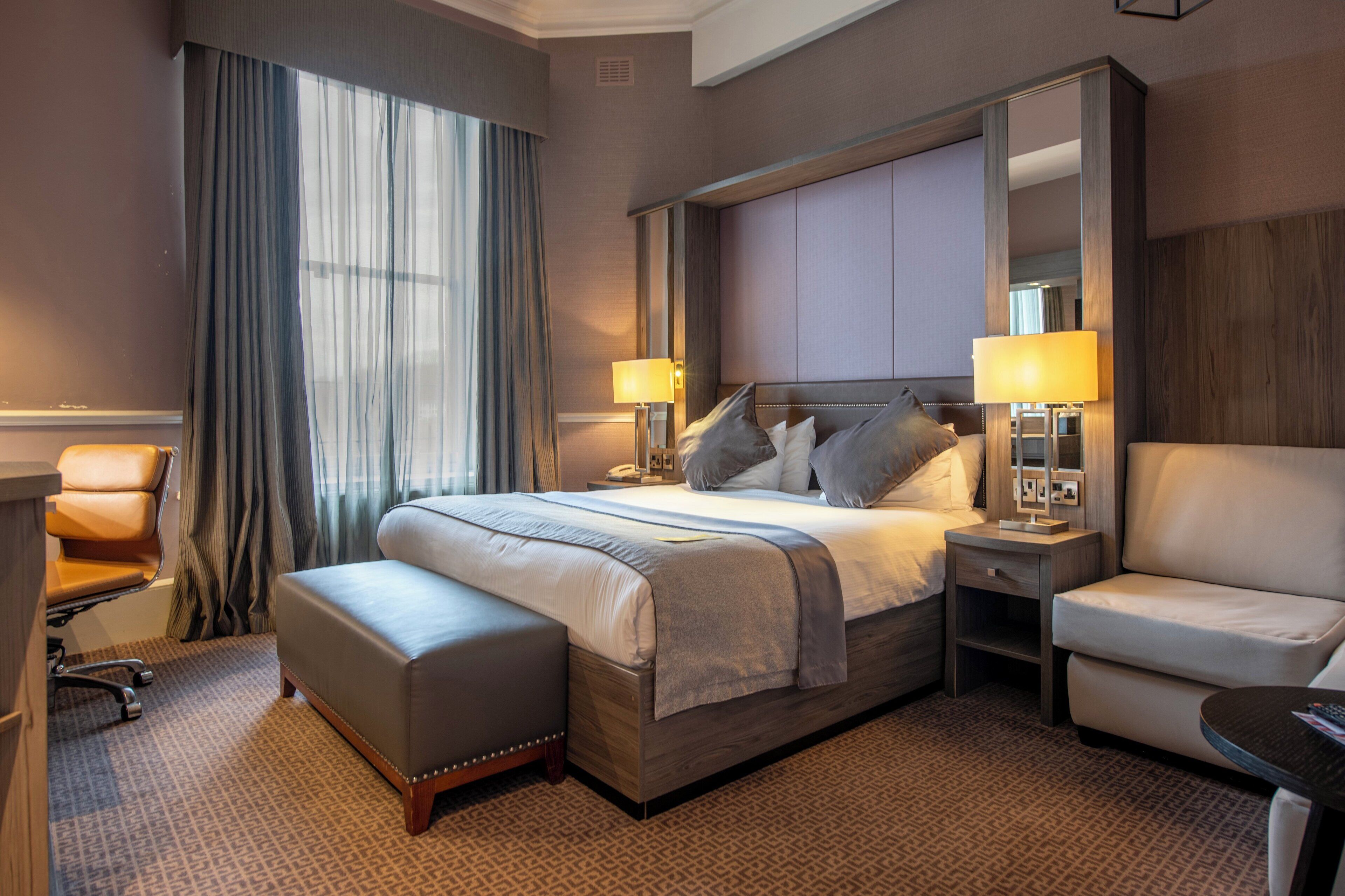 Phòng Premium, 1 giường cỡ king, bồn tắm thủy lực | Bộ đồ giường cao cấp, minibar, két bảo mật tại phòng, bàn 