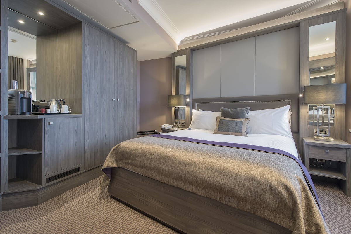 Premium bedding, minibar, in-room safe, desk