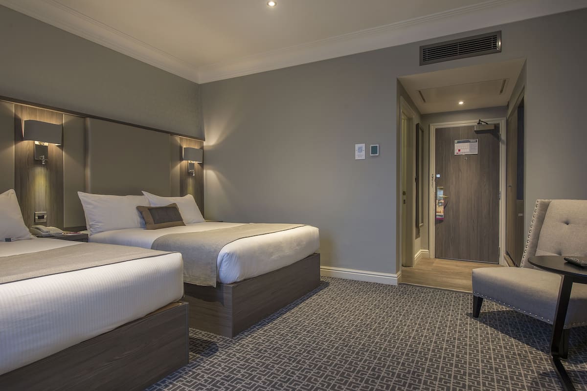 Habitación estándar, 2 camas dobles | 1 dormitorio, ropa de cama de alta calidad, minibar y caja fuerte
