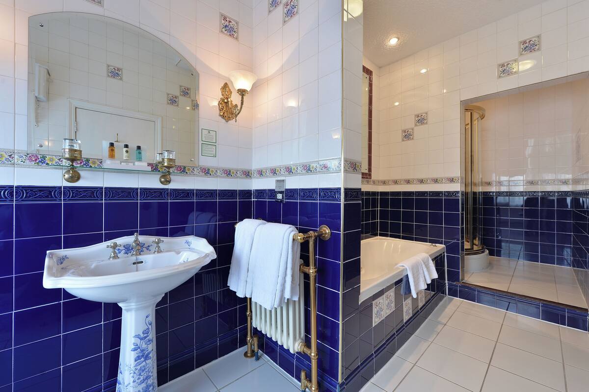 suite, 1 king bed (victorian) | bathroom | combined shower/bathtub, deep-soaking bathtub, free toiletries