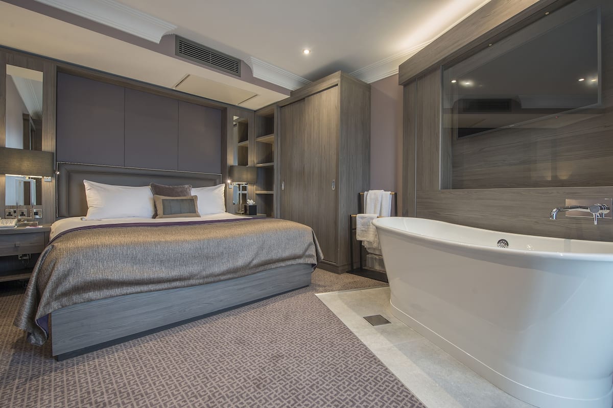 Suite, 1 habitación (Freestanding Bath) | 1 dormitorio, ropa de cama de alta calidad, minibar y caja fuerte