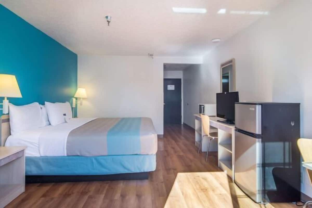 Desk, laptop workspace, free WiFi, bed sheets