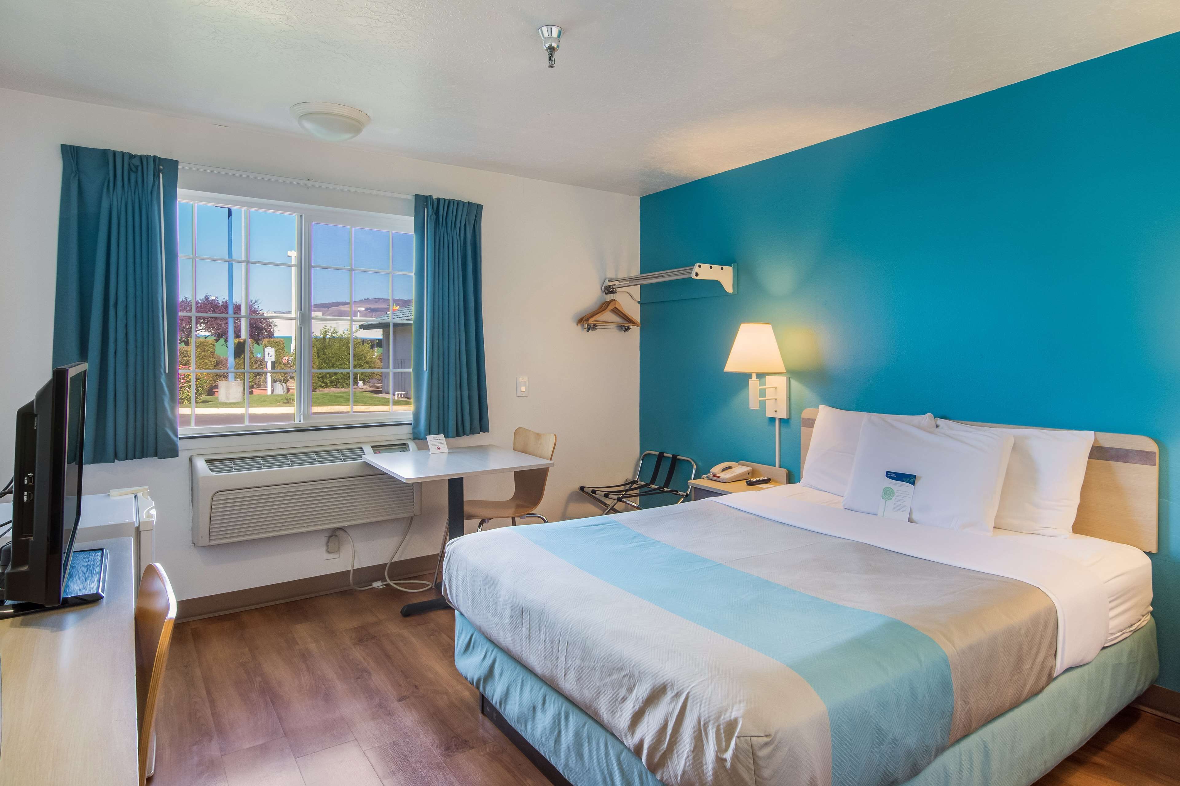 办公桌、笔记本电脑工作区、免费 WiFi、床单