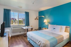 Escritorio, espacio para trabajar con laptop y wifi gratis 