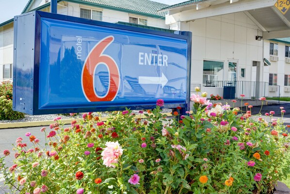 Property entrance - Motel 6 The Dalles, OR (The Dalles)