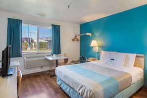 Desk, laptop workspace, free WiFi, bed sheets - Motel 6 The Dalles, OR (The Dalles)