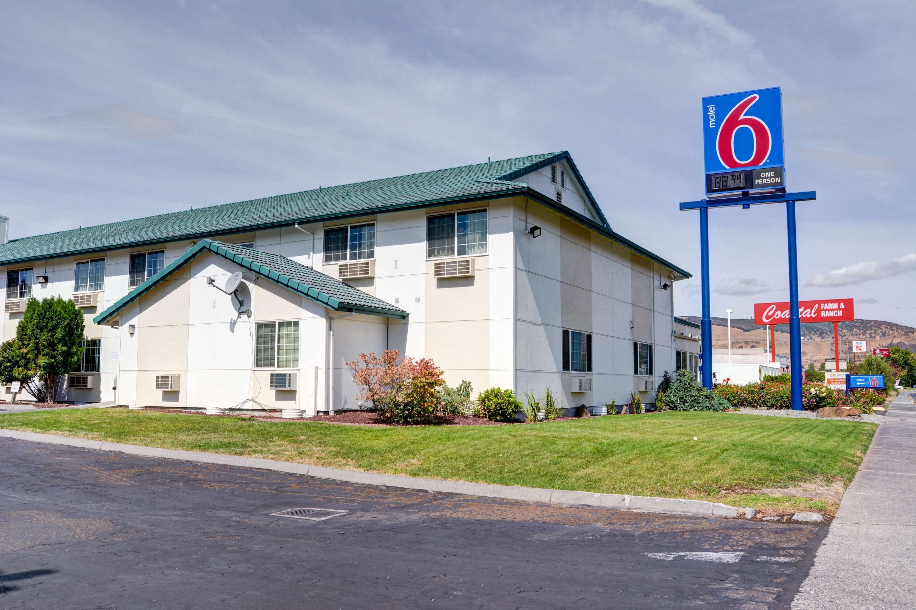 A motel with a large sign indicating it is a 6-person establishment.