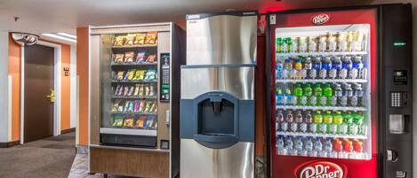 Zona de venta automática con una máquina de Dr. Pepper, un dispensador de agua y una máquina expendedora de snacks.