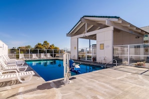 Outdoor pool - Motel 6 The Dalles, OR (The Dalles)