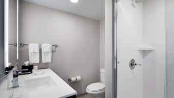 Ein modernes Badezimmer mit einem weißen Waschbecken, einer Toilette und einer Dusche.