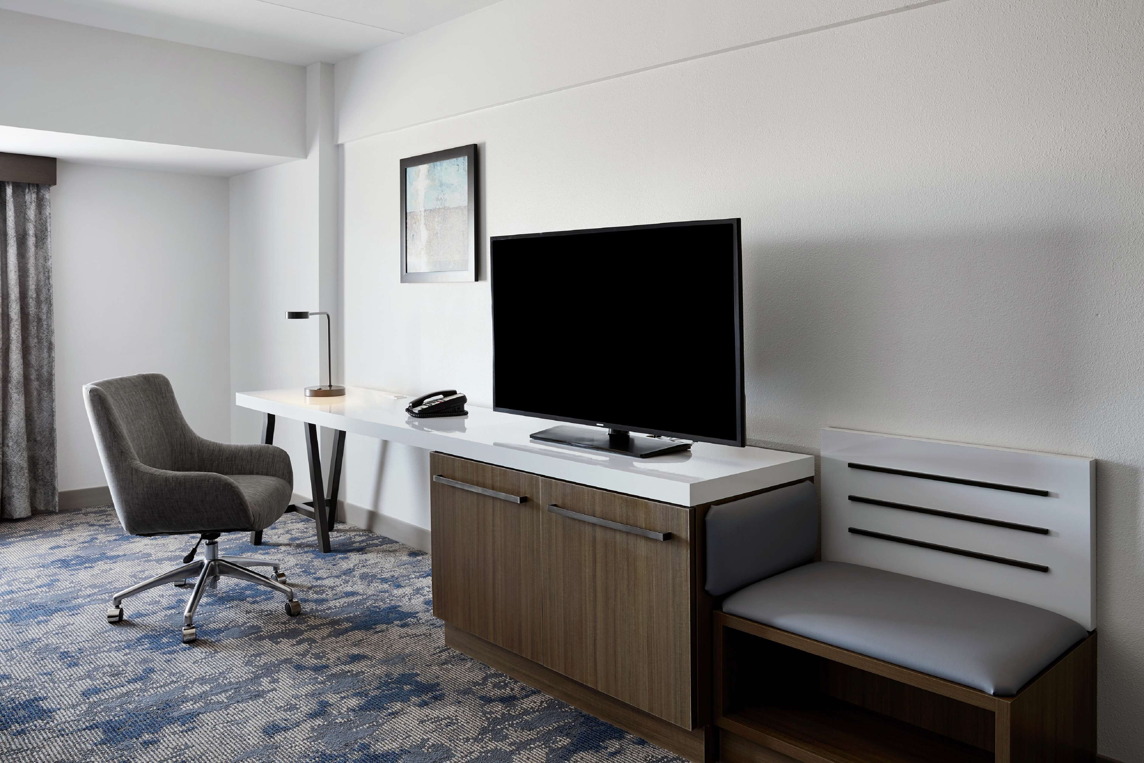 in-room safe, desk, laptop workspace, blackout curtains