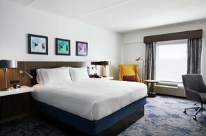 In-room safe, desk, laptop workspace, blackout curtains - Hilton Garden Inn Champaign/Urbana (Champaign)