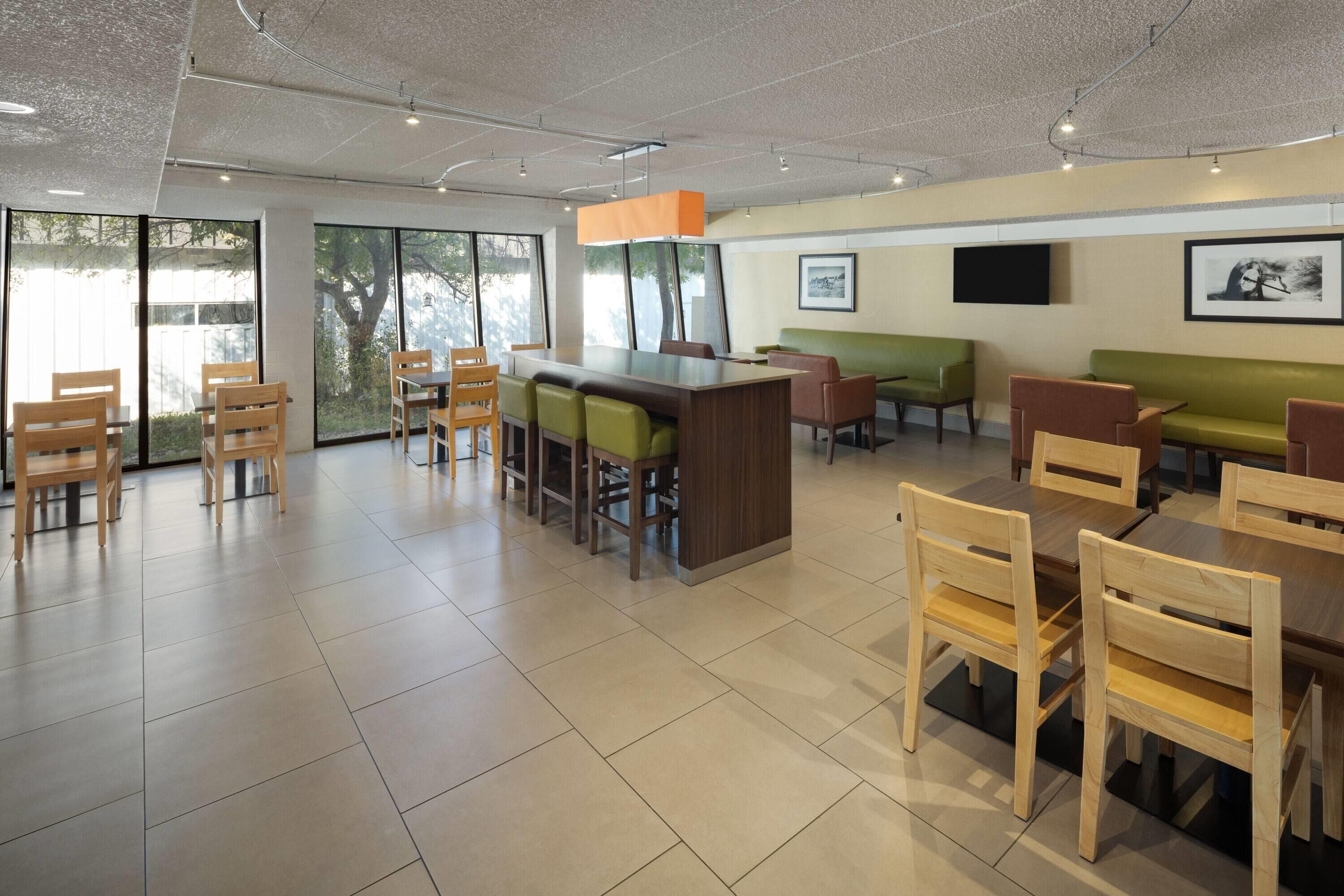 Bao gồm bữa sáng đầy đủ hàng ngày 