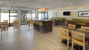 Café da manhã self-service grátis todos os dias