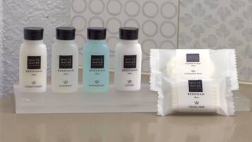 Een bad/douchecombinatie, milieuvriendelijk toiletgerief