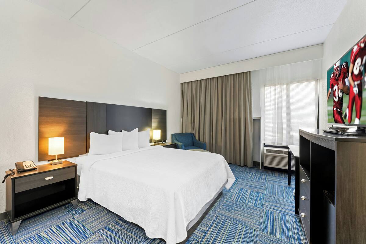 Deluxe Room, 1 Queen Bed, Accessible, Non Smoking