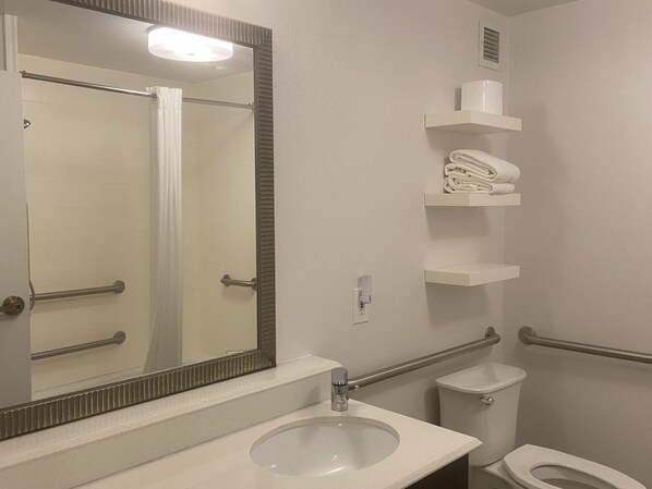 Combined shower/bathtub, hydromassage showerhead, designer toiletries