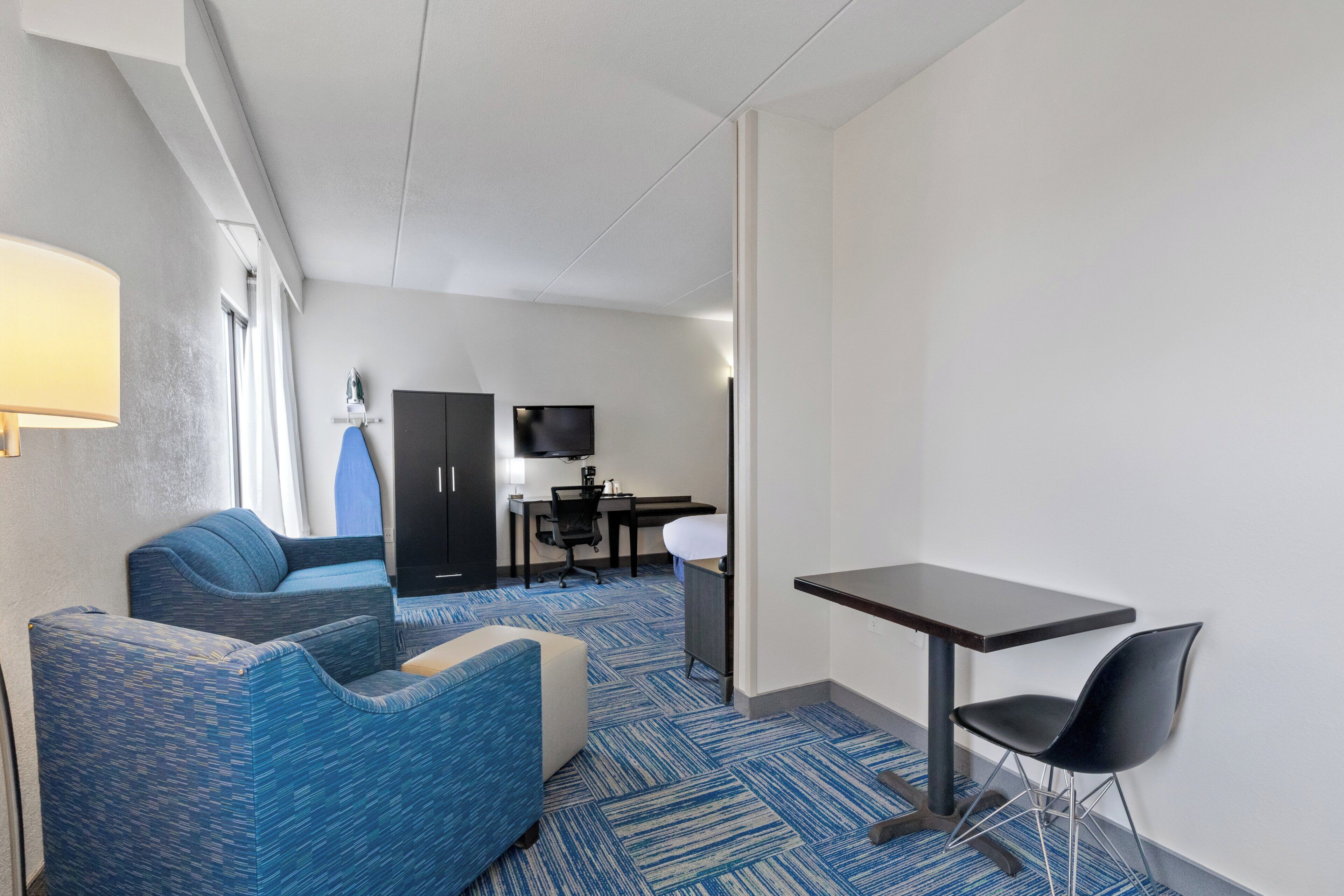 deluxe room, 1 king bed, non smoking | premium bedding, down duvets, individually furnished, desk