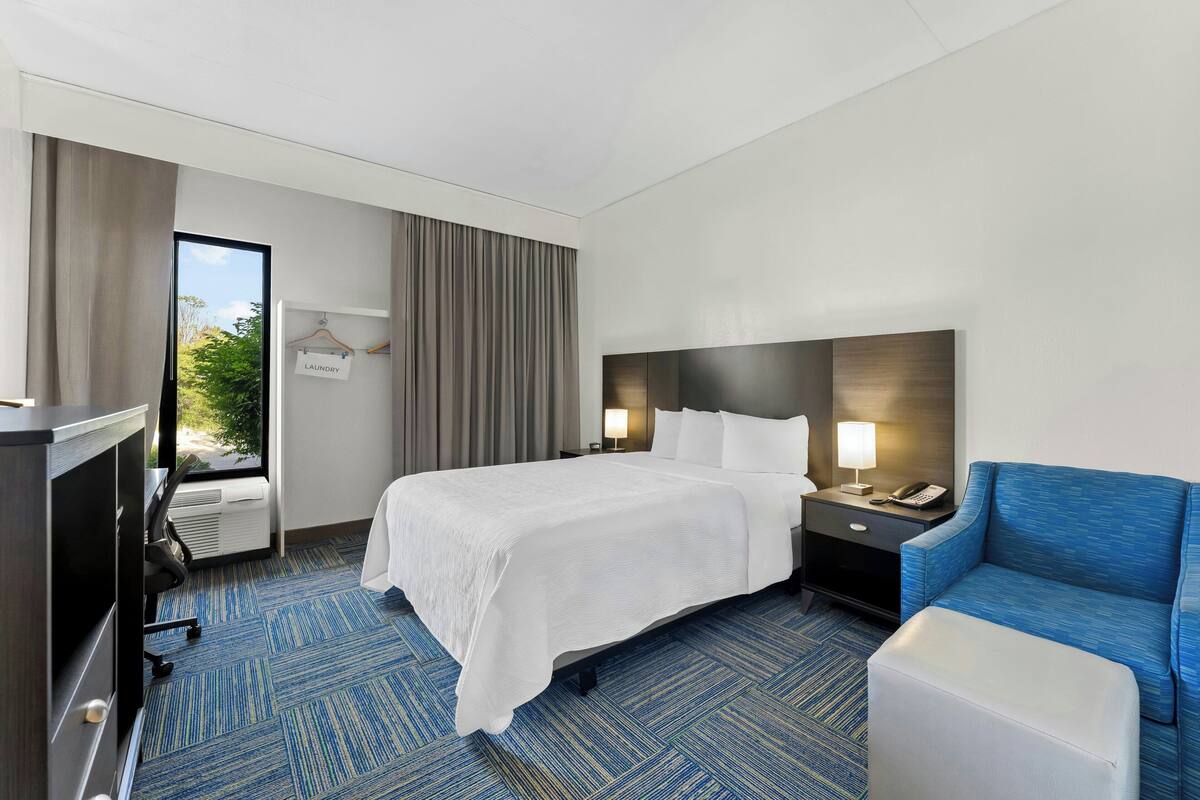 Deluxe Room, 1 Queen Bed, Roll-in Shower, Non Smoking