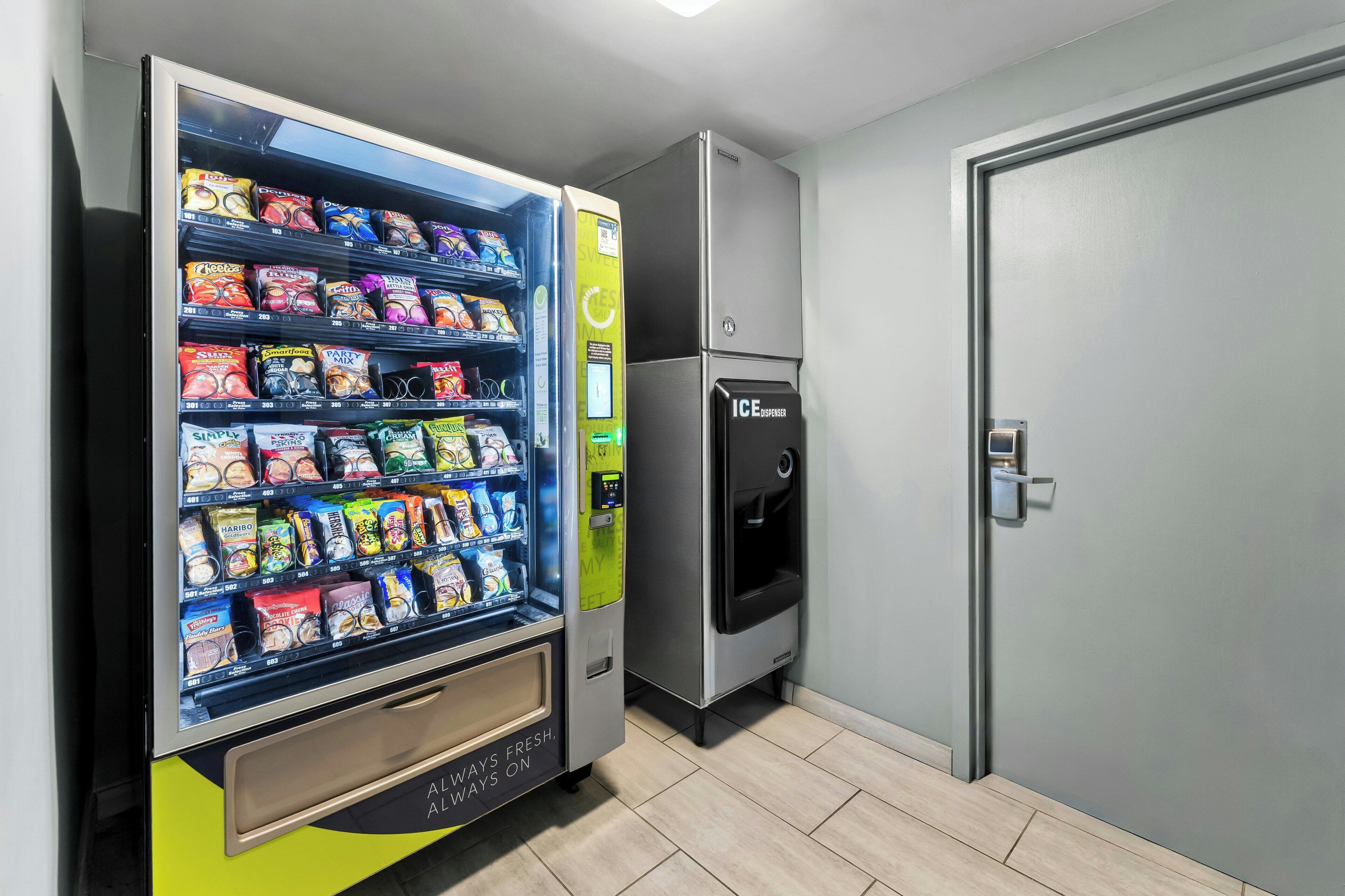 Una máquina expendedora con refrigerios y un refrigerador.