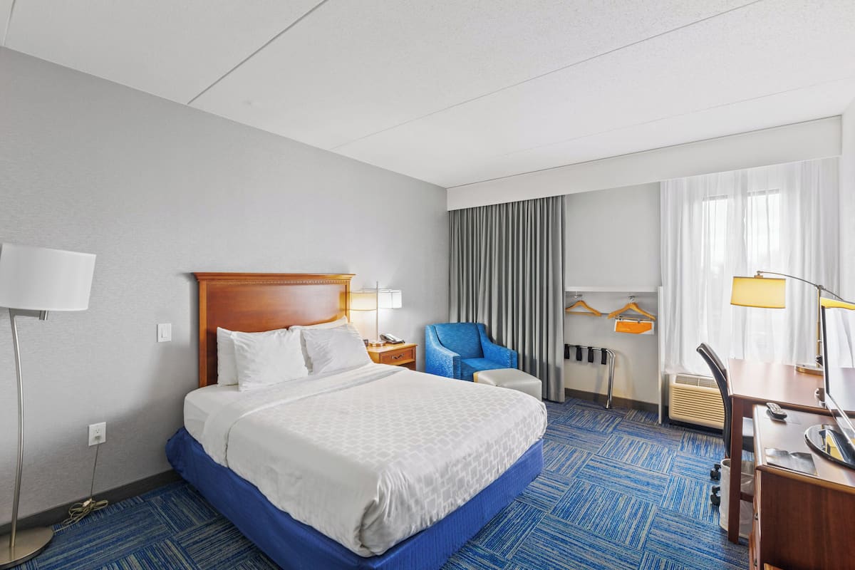 Deluxe Room, 1 Queen Bed, Roll-in Shower, Non Smoking | Premium bedding, down duvets, individually furnished, desk