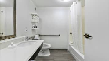 Un baño con lavamanos, inodoro y ducha.