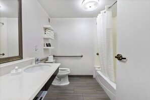 Bañera con ducha, artículos de tocador ecológicos, secador de pelo