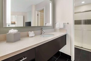 套房, 1 张特大床 (One Bedroom) | 浴室 | 名牌洗护用品、吹风机、毛巾、肥皂