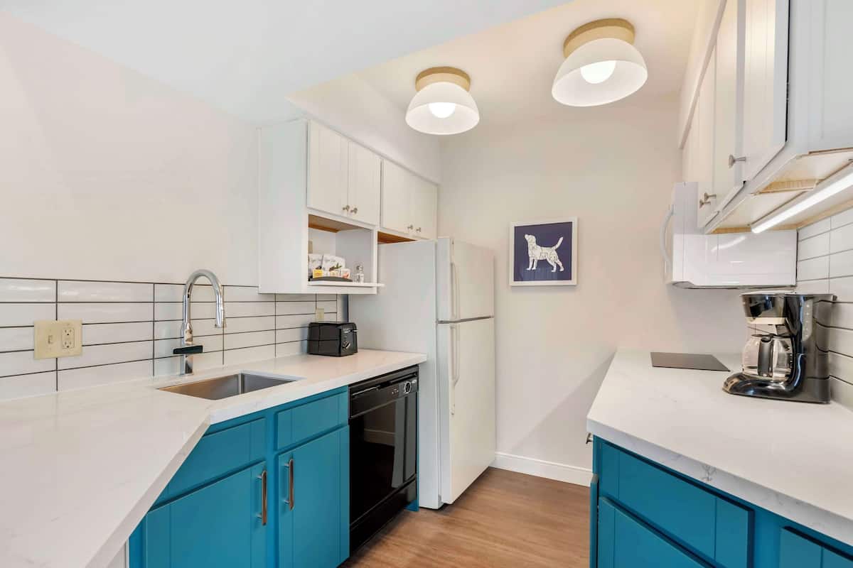 fridge, microwave, stovetop, dishwasher