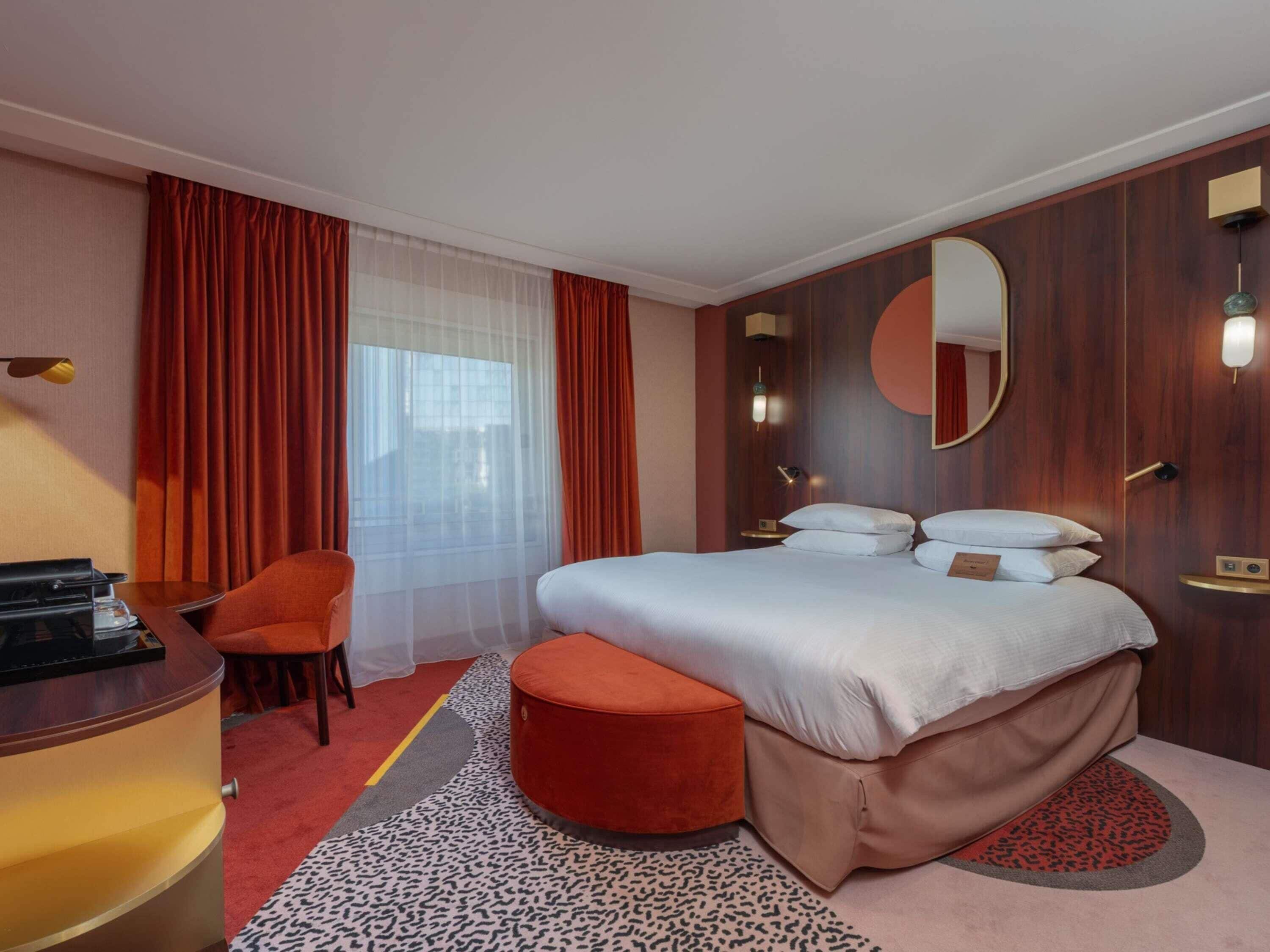 デラックス ルーム キングベッド 1 台 | 高級寝具、ピロートップベッド、ミニバーのアイテム (無料)、セーフティボックス (室内)