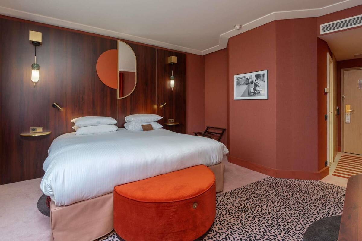 Deluxe Room, 1 King Bed | Premium bedding, pillowtop beds, minibar (some free items), in-room safe