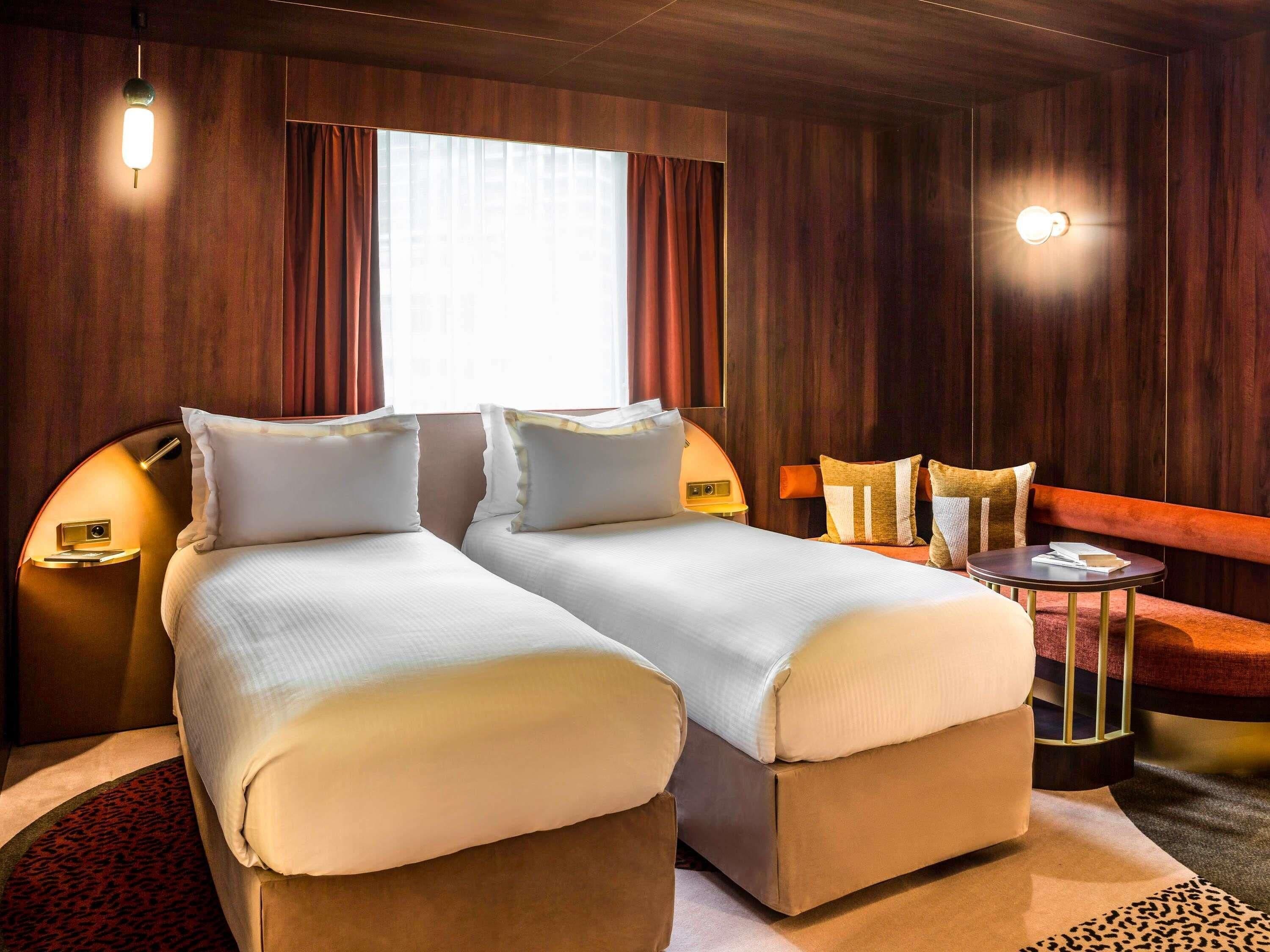 Kamar Deluks, 2 Tempat Tidur Twin | Seprai premium, bantalan ekstra lembut, isi minibar gratis, dan brankas