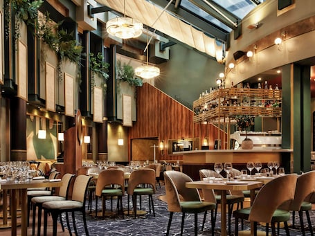 Se sirven desayunos, almuerzos y cenas. Nest Hotel Paris la Défense - MGallery Collection