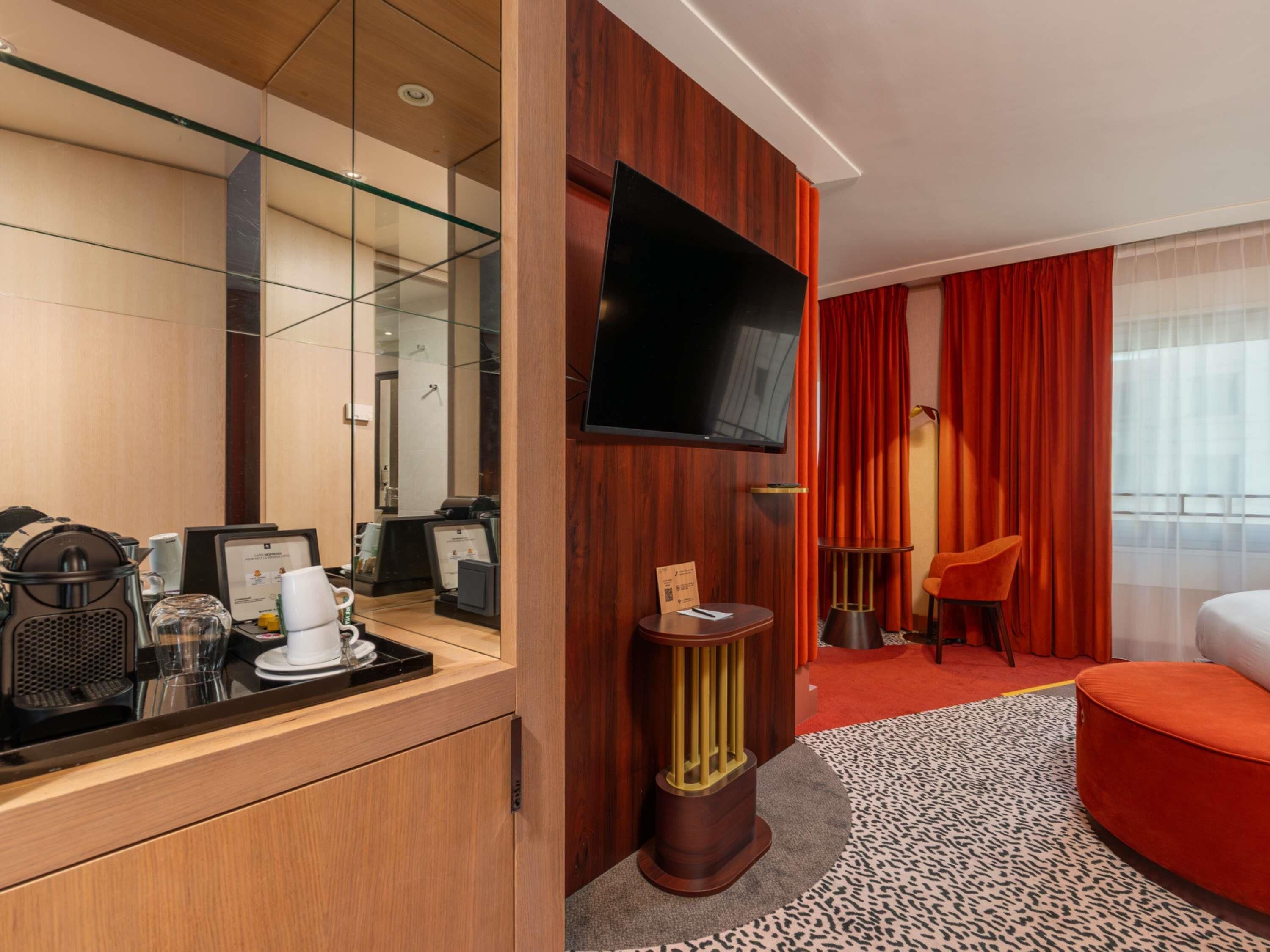 Junior-studiosuite - 1 kingsize-seng med sovesofa | Premium-sengetøj, senge med topmadrasser, gratis produkter i minibaren