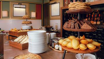 Daily continental breakfast (EUR 28 per person)