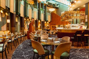 Petit déjeuner, déjeuner et dîner servis sur place