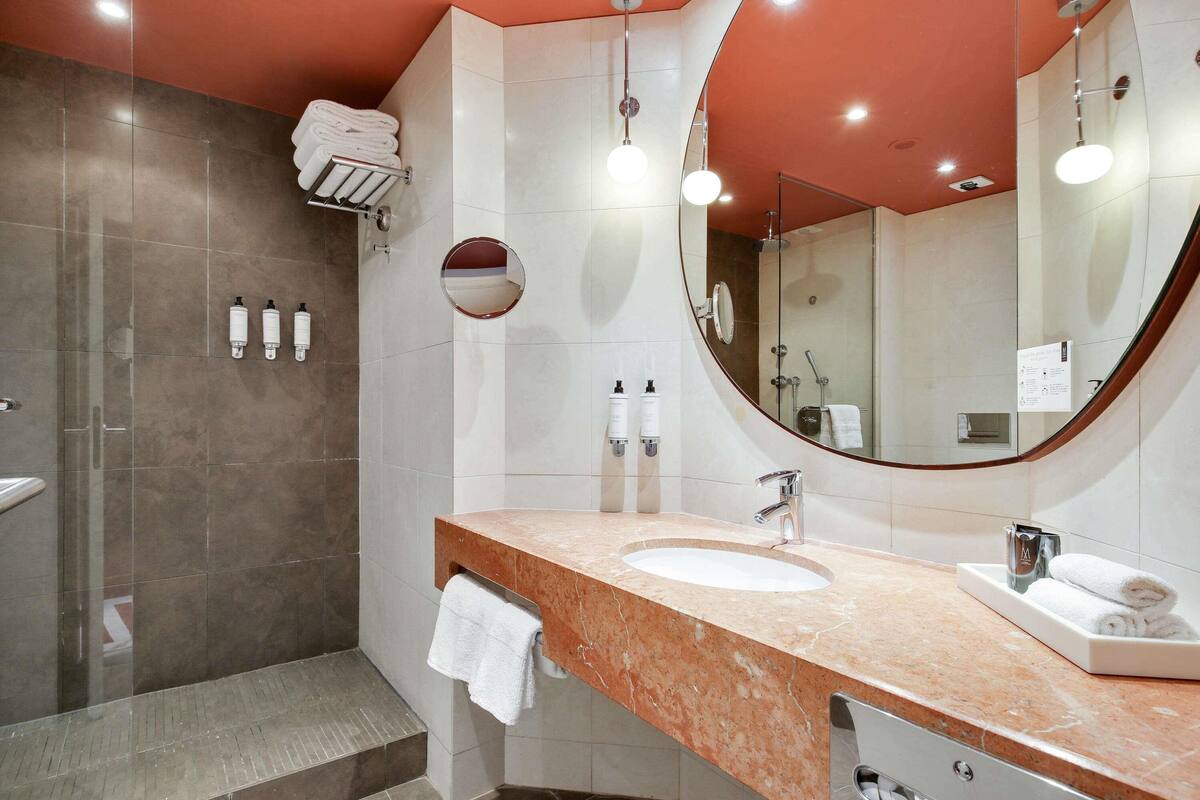 premium bedding, pillow-top beds, free minibar items, in-room safe