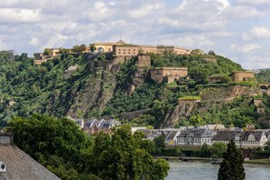 A historic castle on a hill with a river in the foreground. - Mercure Hotel Koblenz (Koblenz)