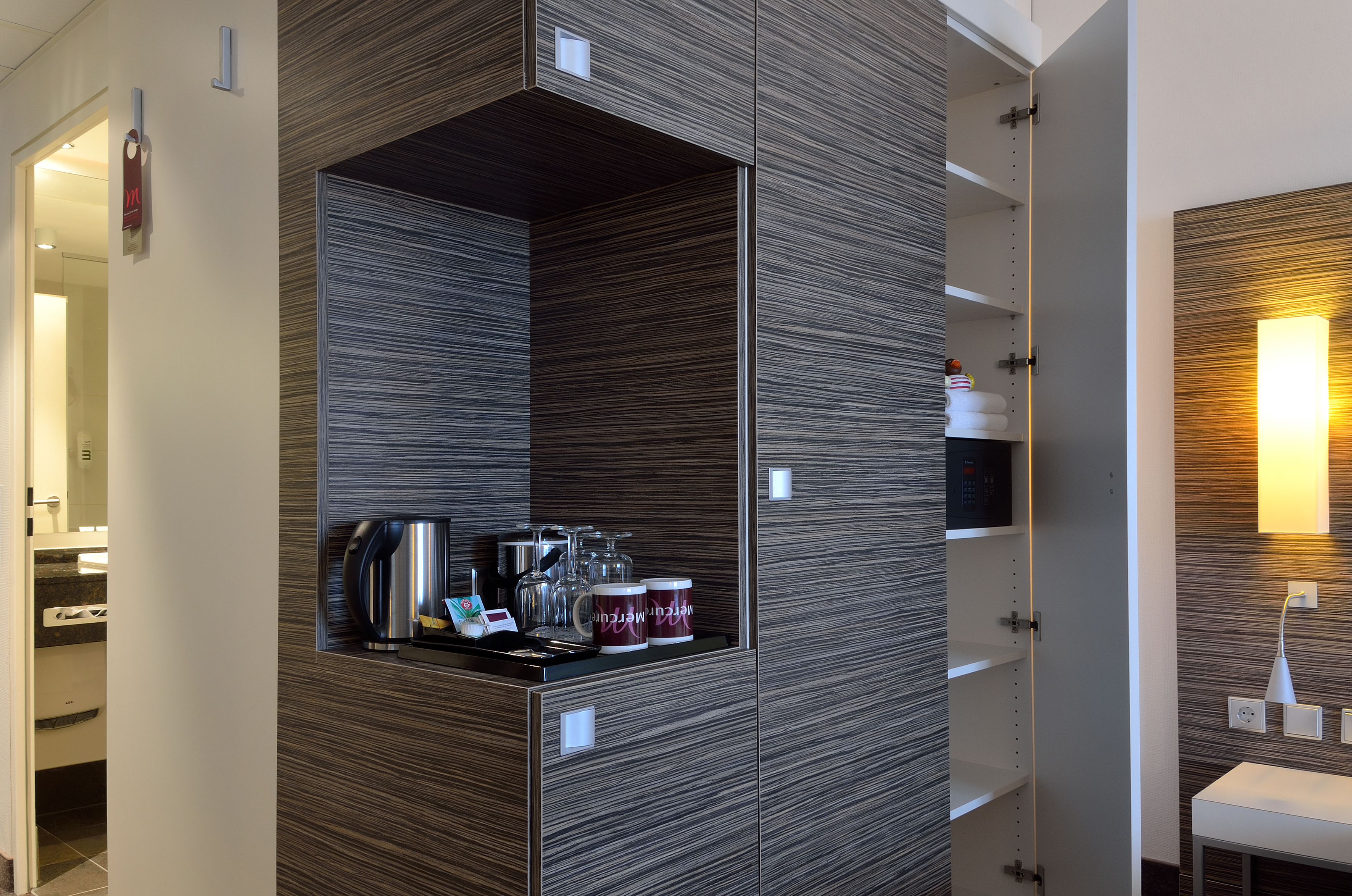 standard double room, 1 double bed | in-room safe, desk, soundproofing, iron/ironing board