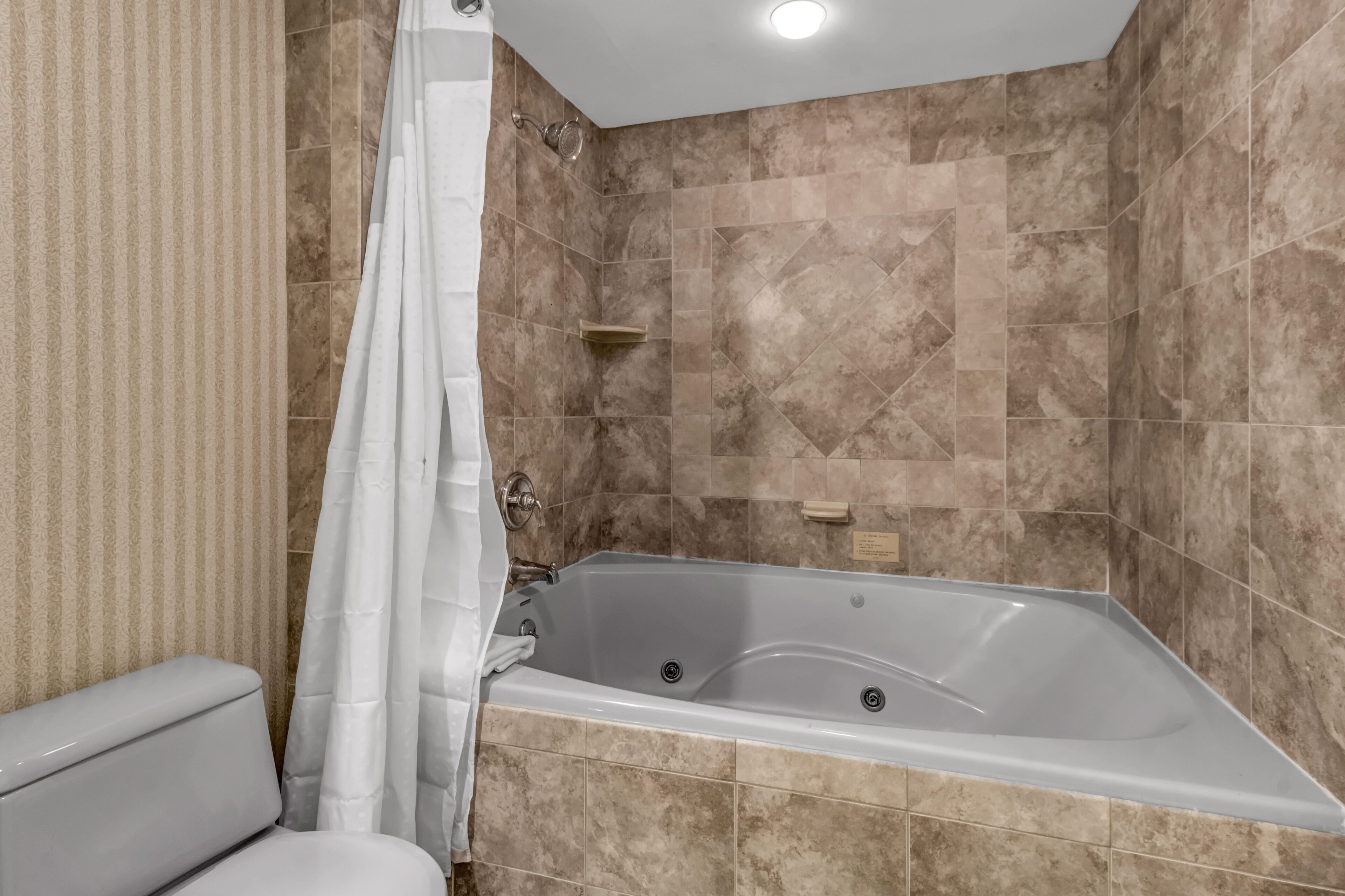 suite, 1 bedroom | bathroom | combined shower/bathtub, free toiletries, hair dryer, towels