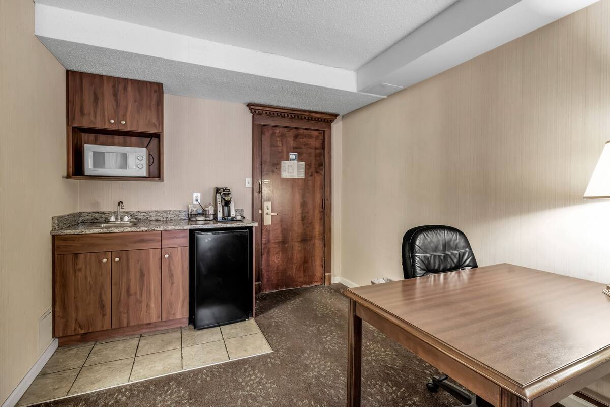 studio suite, 1 king bed | living area | flat-screen tv