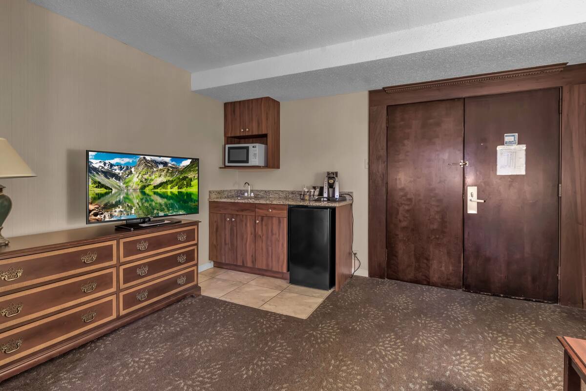 studio suite, 1 king bed | in-room safe, desk, soundproofing, iron/ironing board