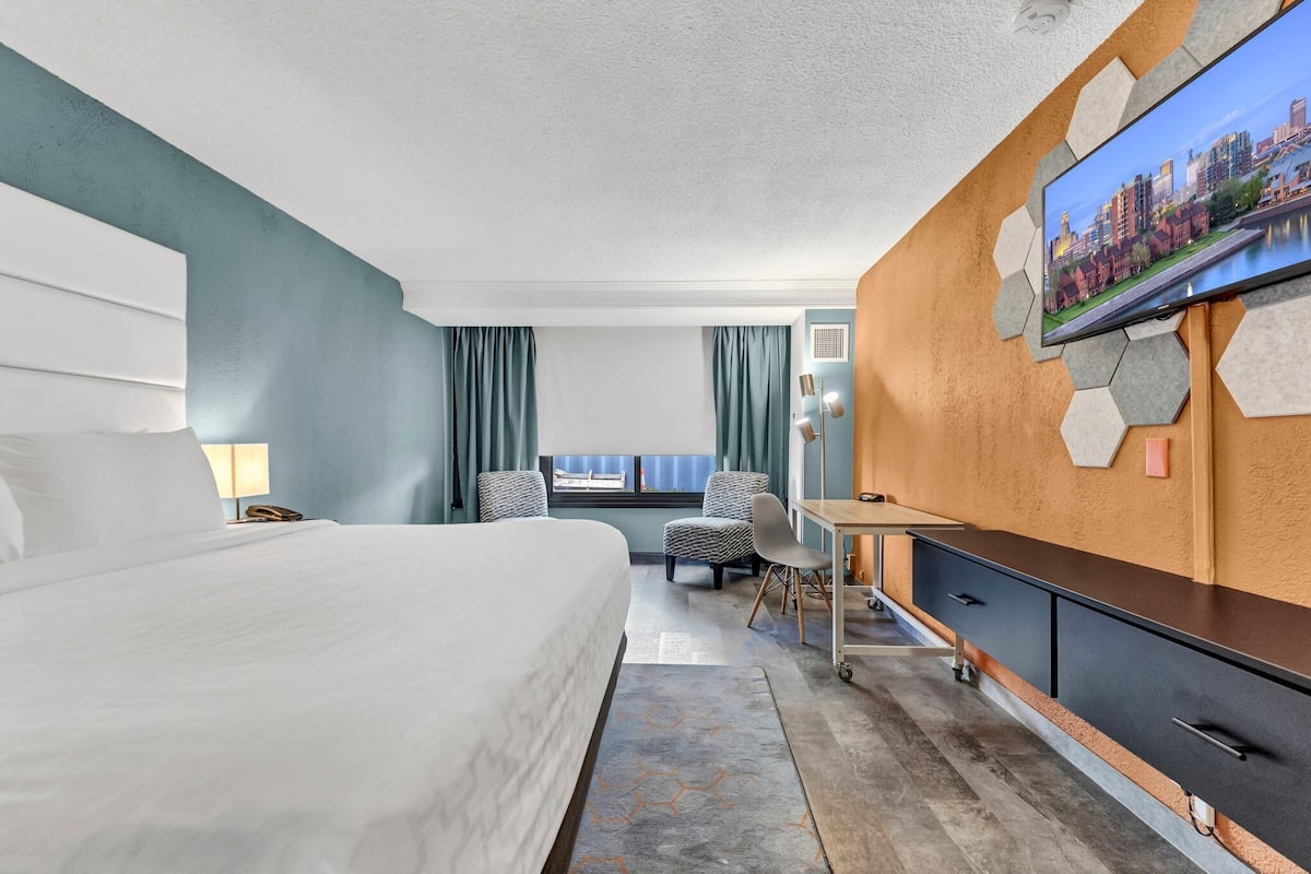 1 bedroom, in-room safe, desk, soundproofing