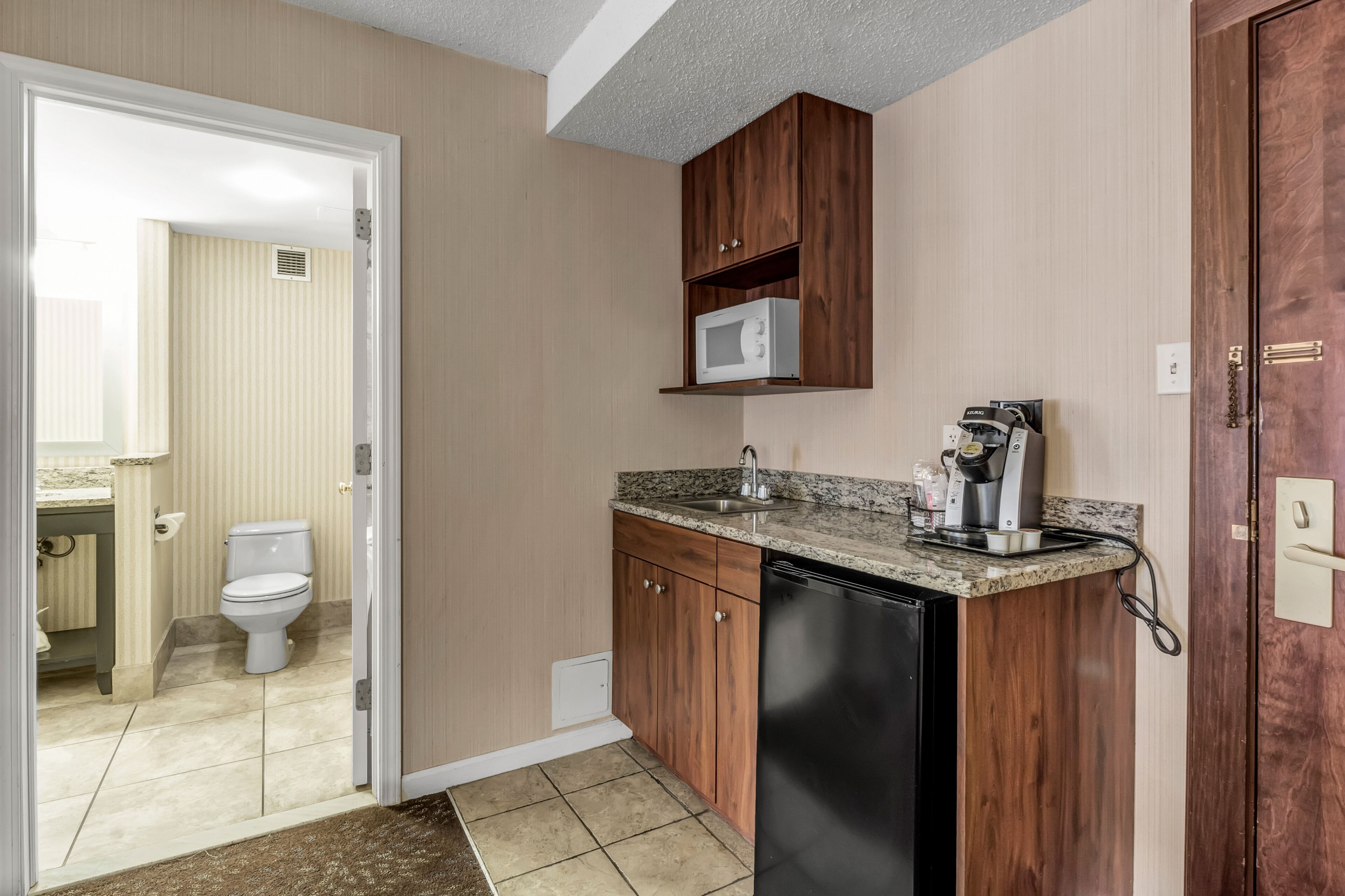 studio suite, 1 king bed | in-room safe, desk, soundproofing, iron/ironing board