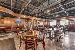 ランチ、ディナーに営業 (アメリカ料理)